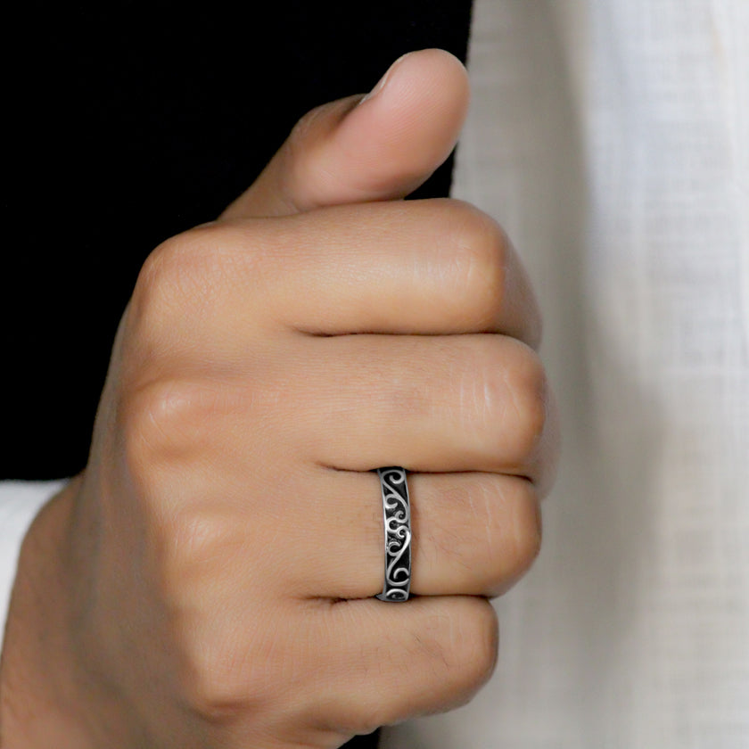 Vintage Flora Band for Men in 925 Sterling Silver and Black Enamel